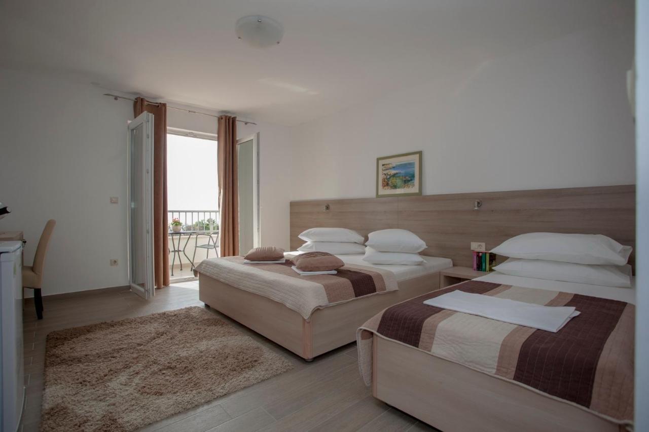 Bota * Drvenik (Split-Dalmatia)